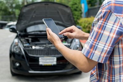 警察に事故の状況を詳しく伝えるのイメージ